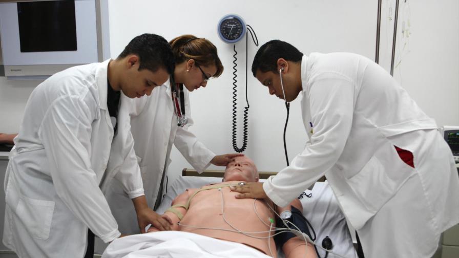 Gobierno carece de estrategia para formar los médicos que necesita el país