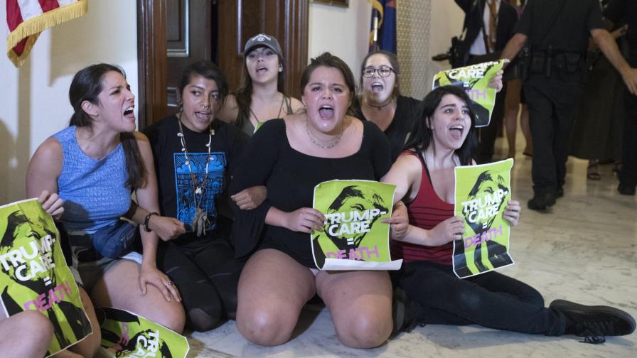 Republicanos buscan alternativas a plan de salud y demócratas tienden la mano