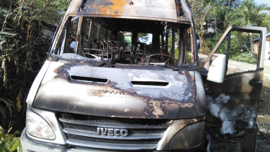 Queman minibús y luego matan a un hombre y una mujer en El Seibo