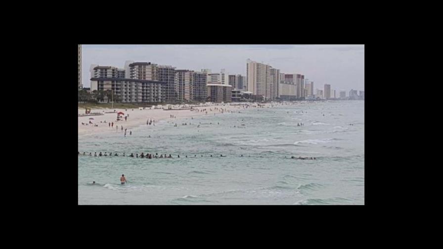 Una cadena humana salva de morir ahogada a una familia en playa de Florida