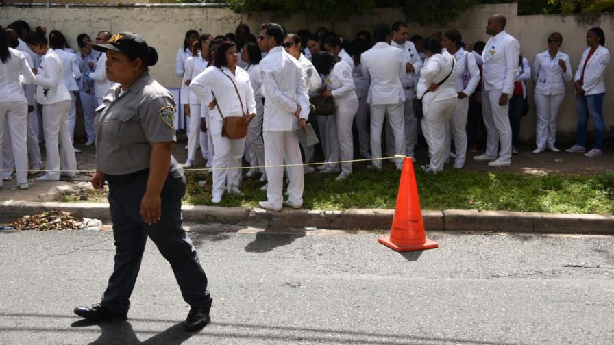 Médicos y trabajadores del sector hacen vigilia ante Servicio Nacional de Salud