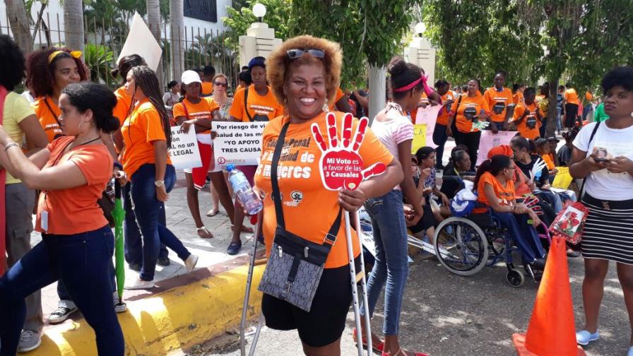Mujeres a favor del aborto se manifiestan frente al Congreso en rechazo al Código Penal