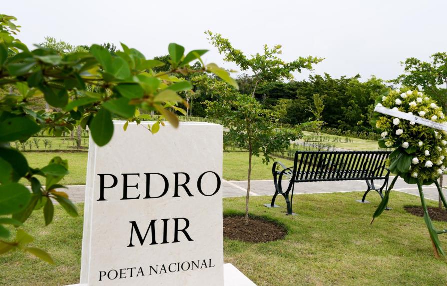 Restos del poeta Pedro Mir descansan en Puerta del Cielo 