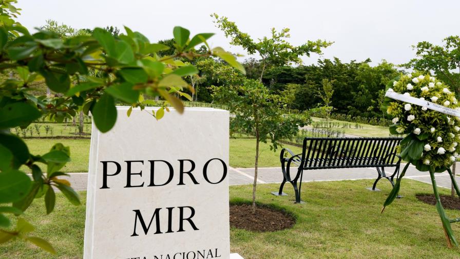 Restos del poeta Pedro Mir descansan en Puerta del Cielo Restos del poeta Pedro Mir descansan en Puerta del Cielo