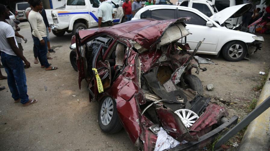 Accidente de tránsito entre cinco vehículos en Los Alcarrizos deja un muerto y cuatro heridos