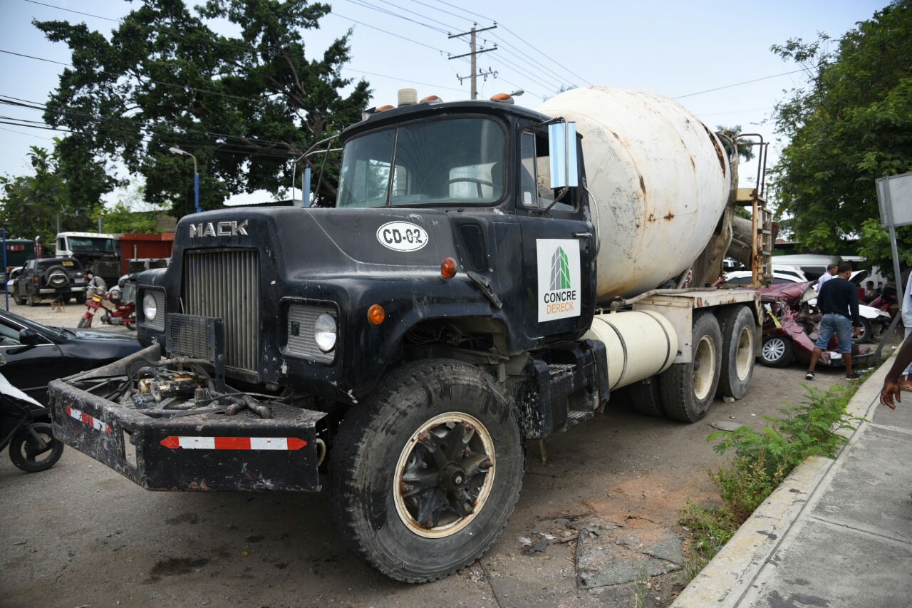 Fotografía que muestra uno de los vehículos involucrados en el accidente ocurrido hoy, 11 de julio de 2017, en Los Alcarrizos.