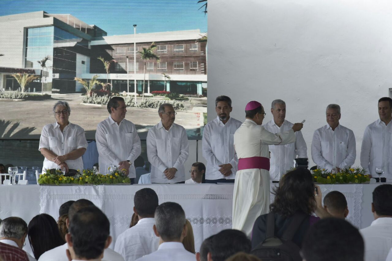vista del presidente Danilo Medina junto a funcionarios del Gobierno y representantes del Internacional Medical Group hoy, 12 de julio de 2017.