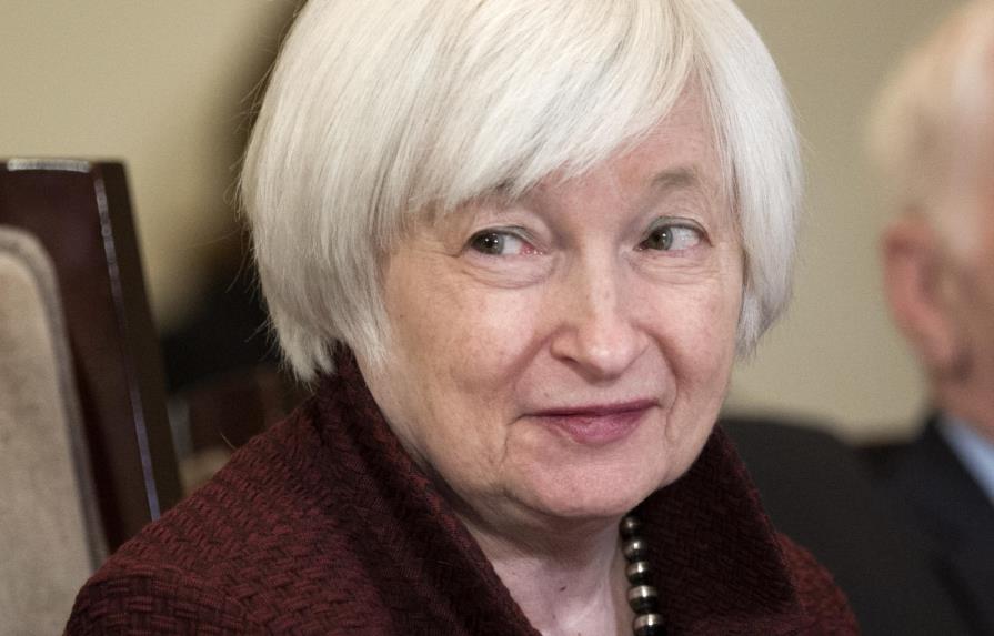 Yellen anticipa más alzas graduales de tasas y alerta de incertidumbre fiscal