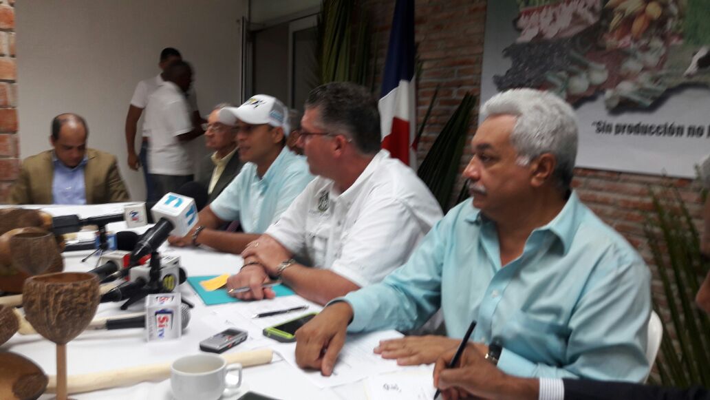 Mesa principal de la rueda de prensa.