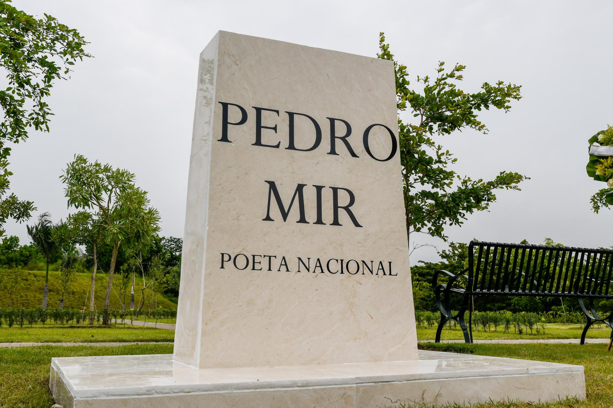Fotos: Los restos del poeta Pedro Mir descansan en un nuevo lugar