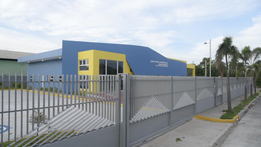 Montecristeños demandan pongan a funcionar hospital inaugurado en mayo