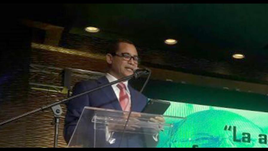 Hipólito Mejía presenta al exmiembro de la JCE, Eddy Olivares, como su vocero 