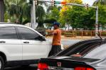 Limpiavidrios lanza pedrada contra un automóvil