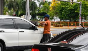 Limpiavidrios lanza pedrada contra un automóvil