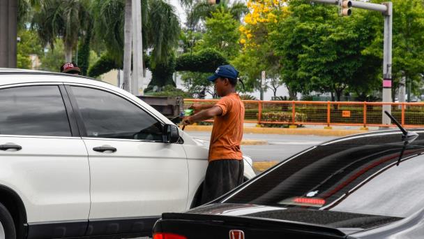 Limpiavidrios lanza pedrada contra un automóvil