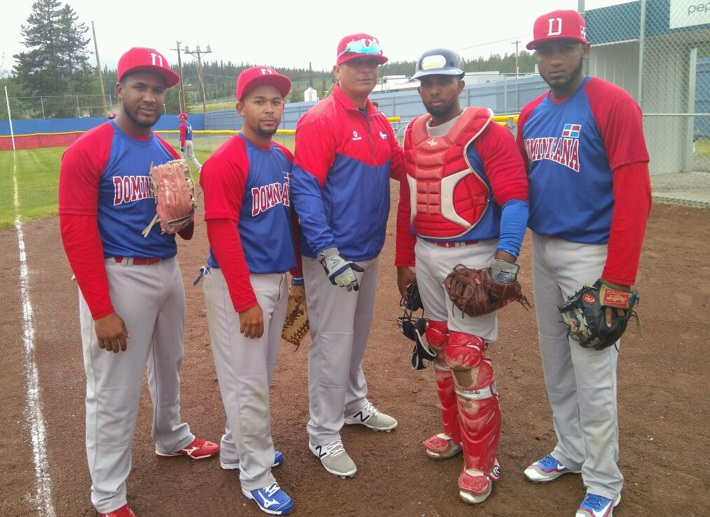 La batería del conjunto criollo, (lanzadores y receptor), que está en el mundial de sóftbol que se juega en Canadá.
