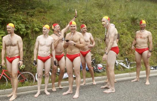 Romain Bardet se impone en la primera etapa de los Pirineos; Aru arrebata a Froome el maillot amarillo