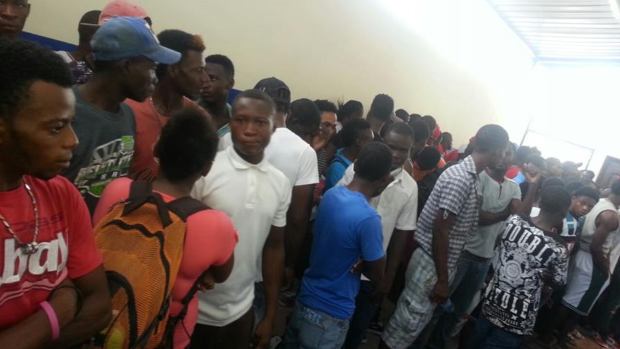 Apresan más de 200 de haitianos  ilegales y ocupan armas y drogas en zona turística de  Bávaro