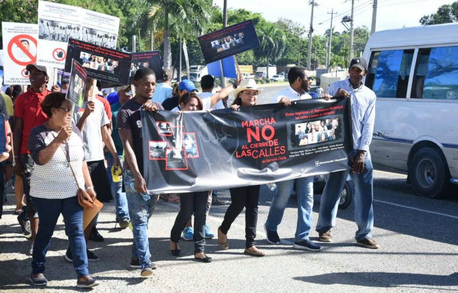 Residentes de Santo Domingo Oeste marchan contra cierre de calle en Alameda