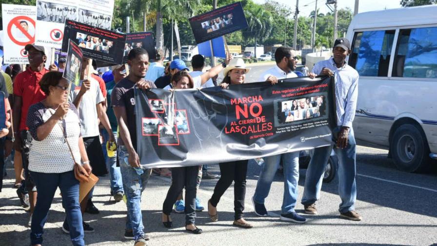 Residentes de Santo Domingo Oeste marchan contra cierre de calle en Alameda