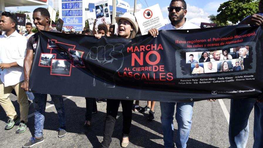 Vecinos marchan contra bloqueo de una calle en Alameda Oeste