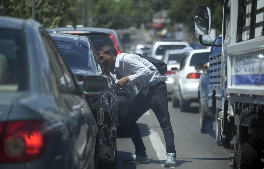 Autoridades del cabildo sacan los limpiavidrios de calles de Santiago 