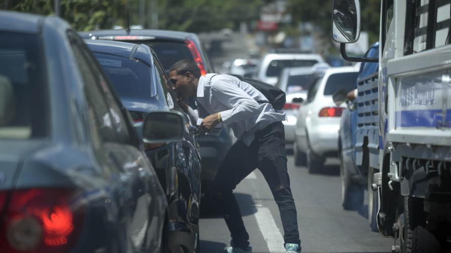 Autoridades del cabildo sacan los limpiavidrios de calles de Santiago Autoridades del cabildo sacan los limpiavidrios de calles de Santiago