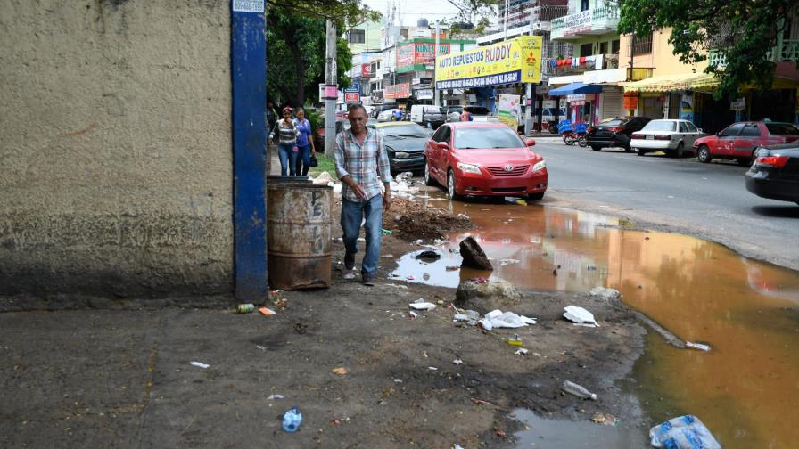 Drenaje obstruido afecta a transeúntes 