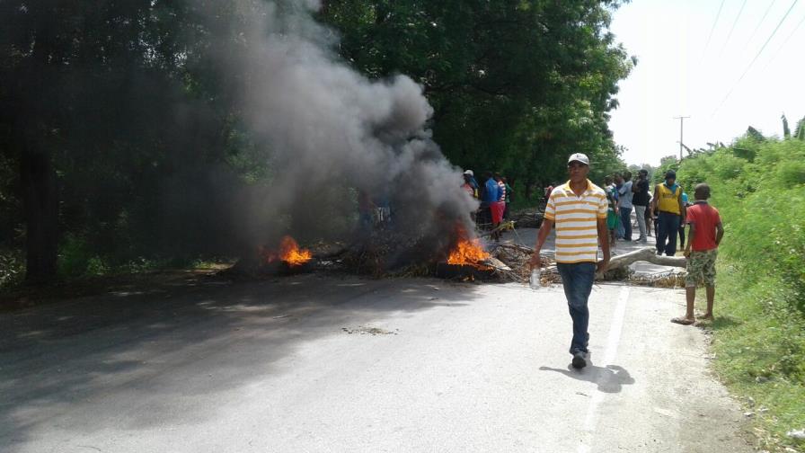 Denuncian policías dispersan marcha en Duvergé con perdigones y bombas lacrimógenas