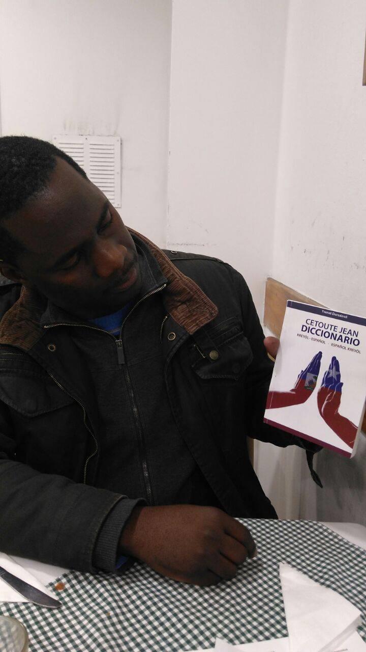 Profesor haitiano presenta en Chile primer diccionario Kreyol-español