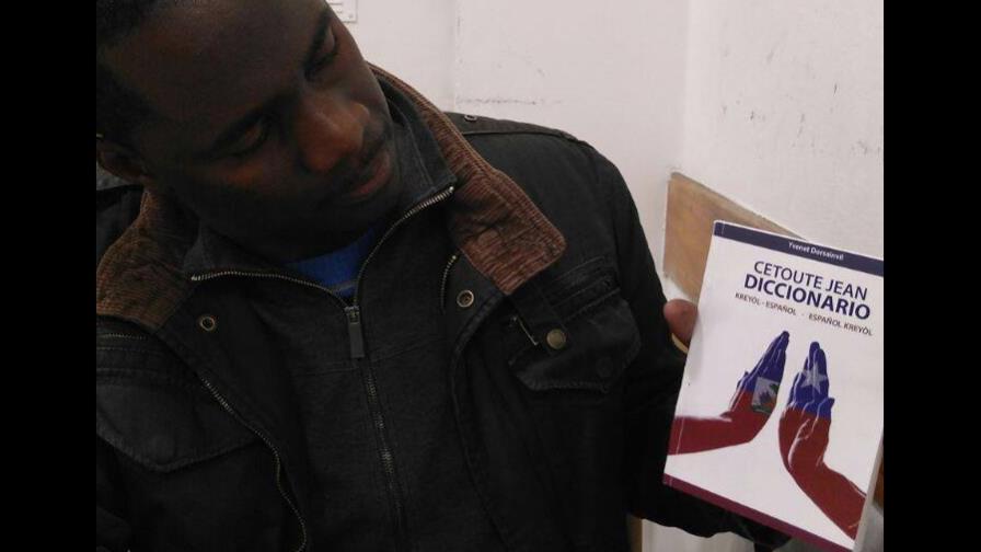 Profesor haitiano presenta en Chile primer diccionario Kreyol-español Profesor haitiano presenta en Chile primer diccionario Kreyol-español