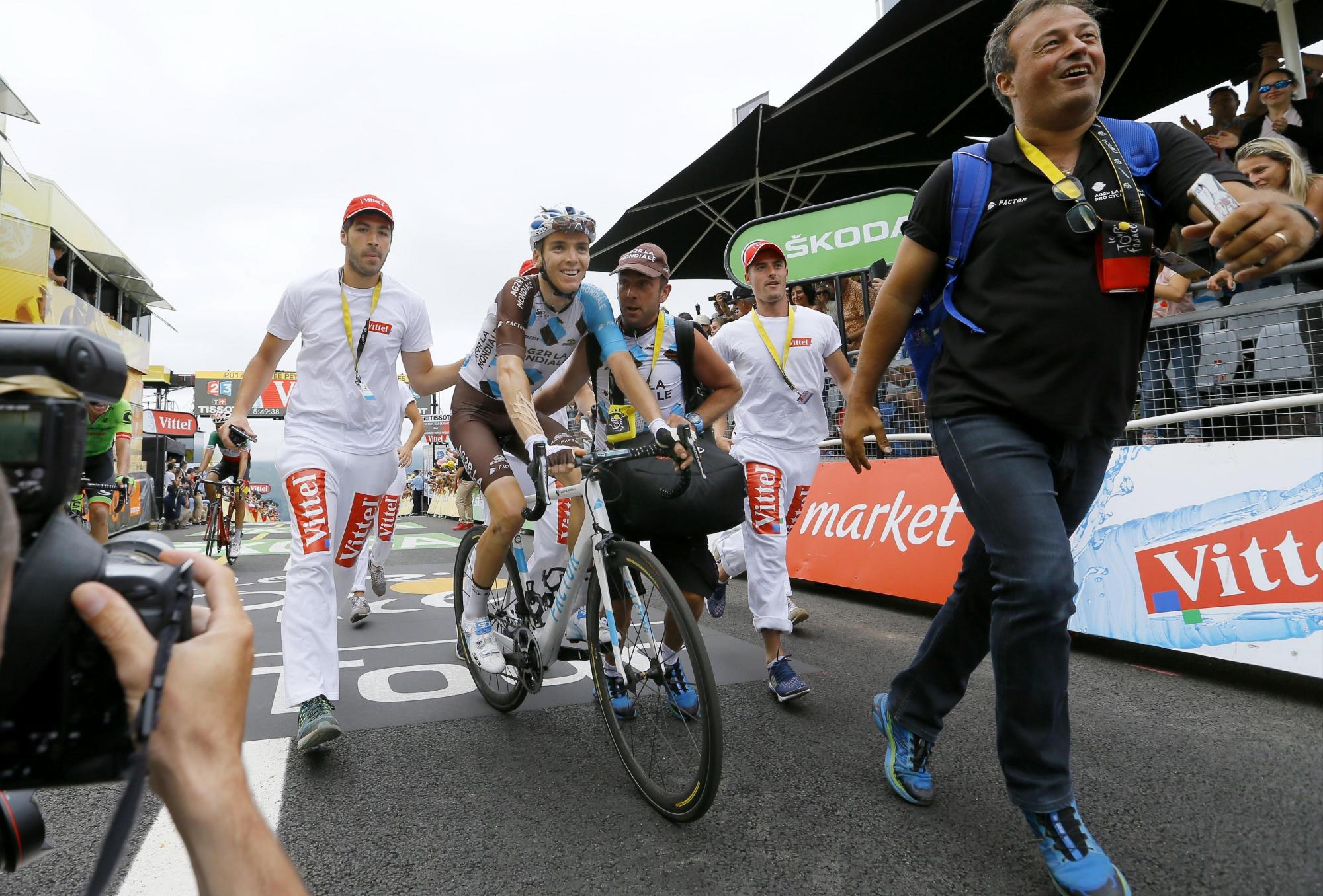 El ciclista francés Romain Bardet del AG2R La Mondiale tras su victoria tras la duodécima etapa del Tour de Francia, de 214,5 km, entre las localidades de Pau y Peyragudes (Francia), hoy 13 de julio de 2017. Bardet va de tercero en el liderato general individual.