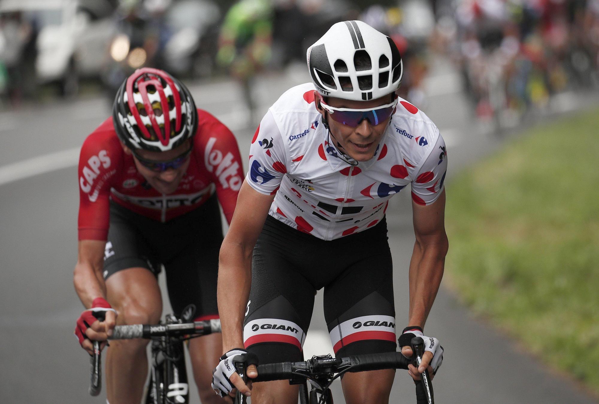 El ciclista francés Warren Barguil (d) del Sunweb durante la duodécima etapa del Tour de Francia, de 214,5 km, entre las localidades de Pau y Peyragudes (Francia), el 13 de julio de 2017. Barguil encabeza además la tabla de mejor escalador o líder de montaña.