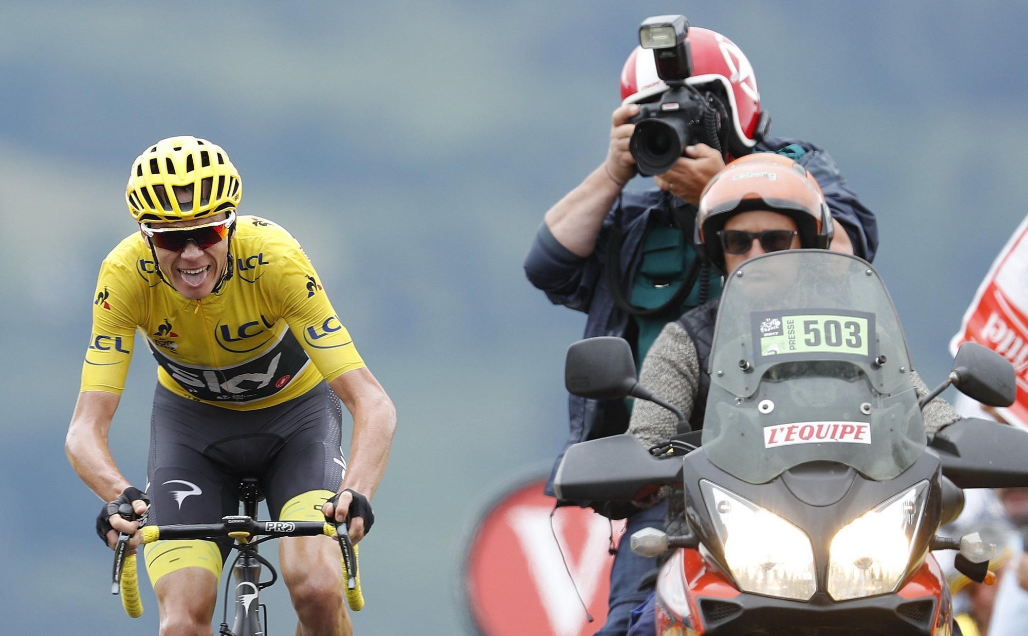 El ciclista británico Christopher Froome del Sky a su llegada a meta en la duodécima etapa del Tour de Francia, de 214,5 km, entre las localidades de Pau y Peyragudes (Francia), el 13 de julio de 2017. Va a seis segundos detrás de Aru en el liderato general individual.