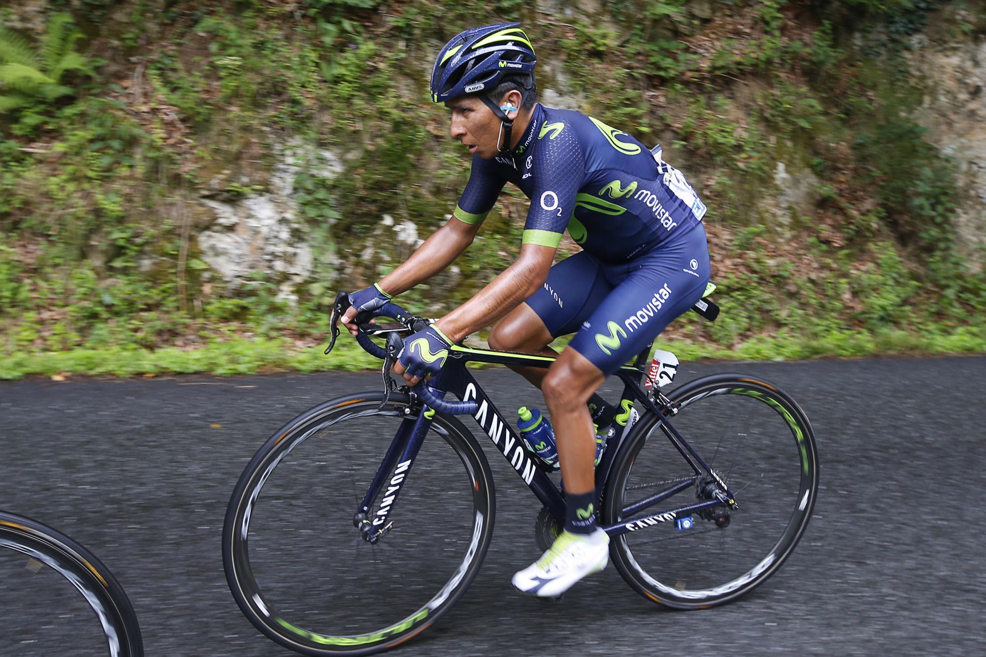 El colombiano Nairo Quintana avanza detrás de los líderes de la etapa (no visibles en la imagen) en la etapa 12 del Tour de Francia, que tuvo un recorrido de 214.5 kilómetros entre Pau y Peyragudes (Francia), el 13 de julio de 2017.