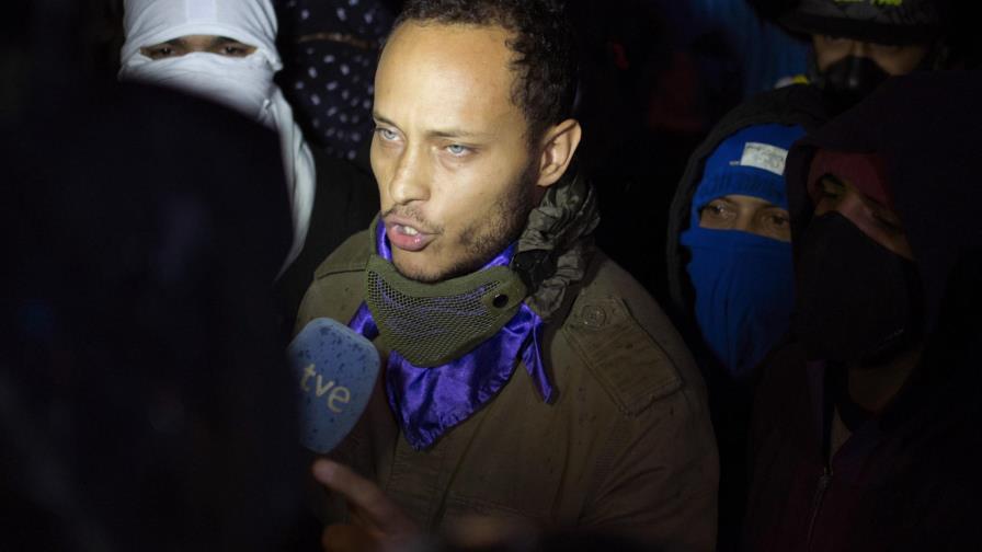 Piloto de helicóptero acusado de terrorismo en Venezuela aparece en marcha opositora