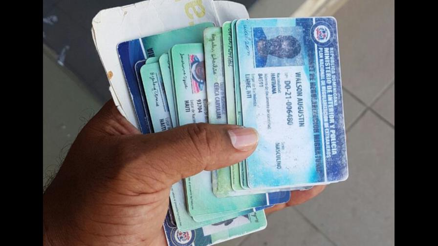 Ocupan decenas de documentos migratorios falsos en parada de guaguas de Dajabón Ocupan decenas de documentos migratorios falsos en parada de guaguas de Dajabón