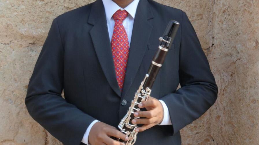 Joven clarinetista dominicano gana competencia en Estados Unidos