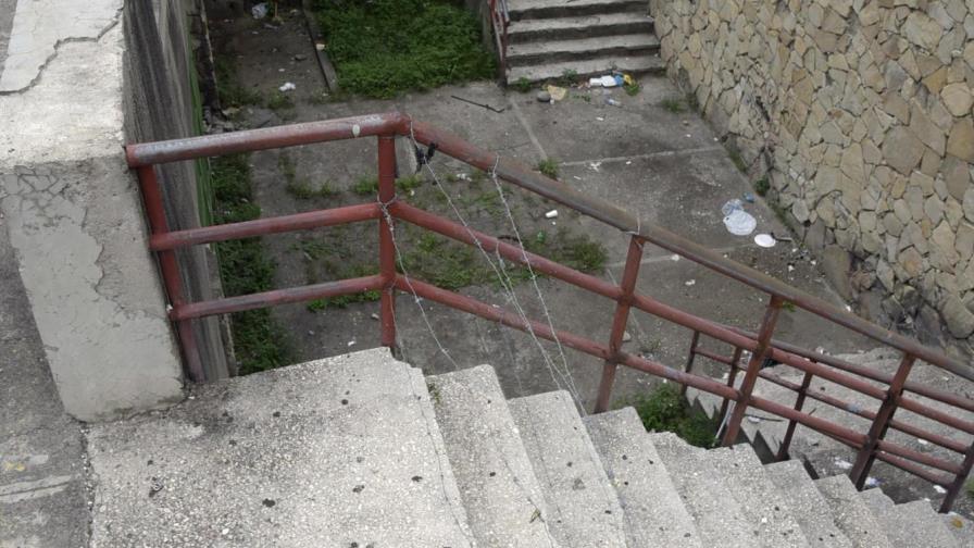 Abandonan entorno del Monumento de Santiago 