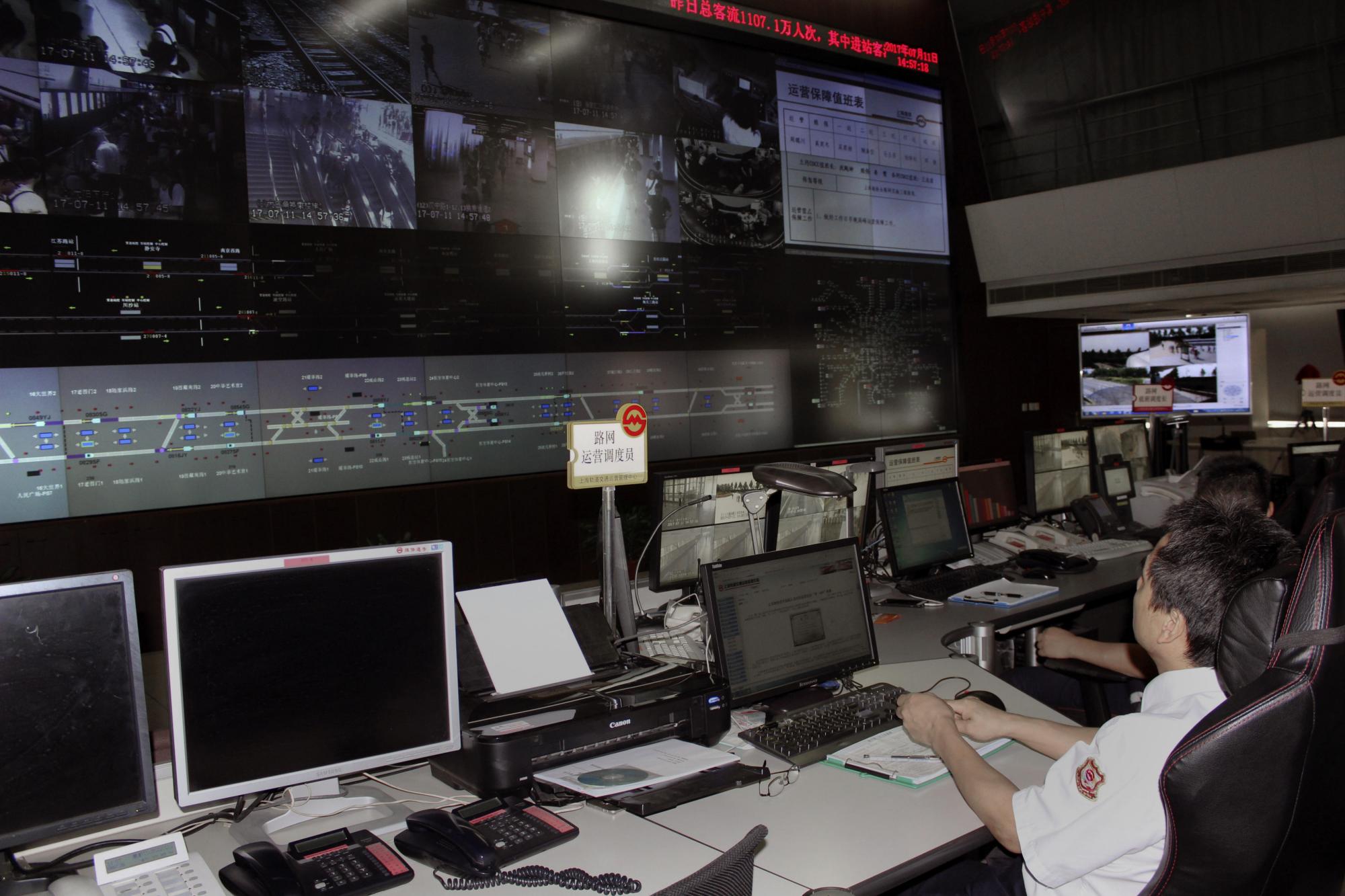 En la imagen, operarios en la sala de control del metro de Shanghái. 