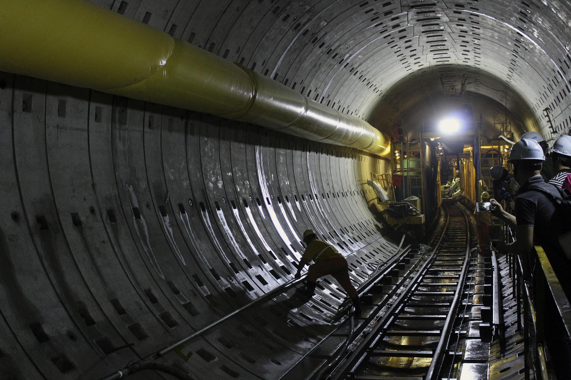 En la imagen, operarios trabajan uno de los túneles tras la instalación de las placas de hormigón y raíles. 
