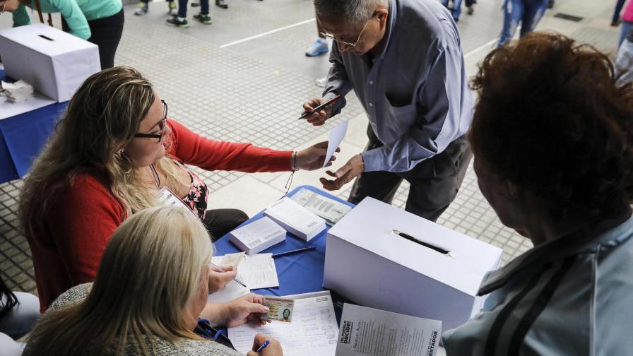 Abren centros para consulta popular contra el Gobierno de Maduro