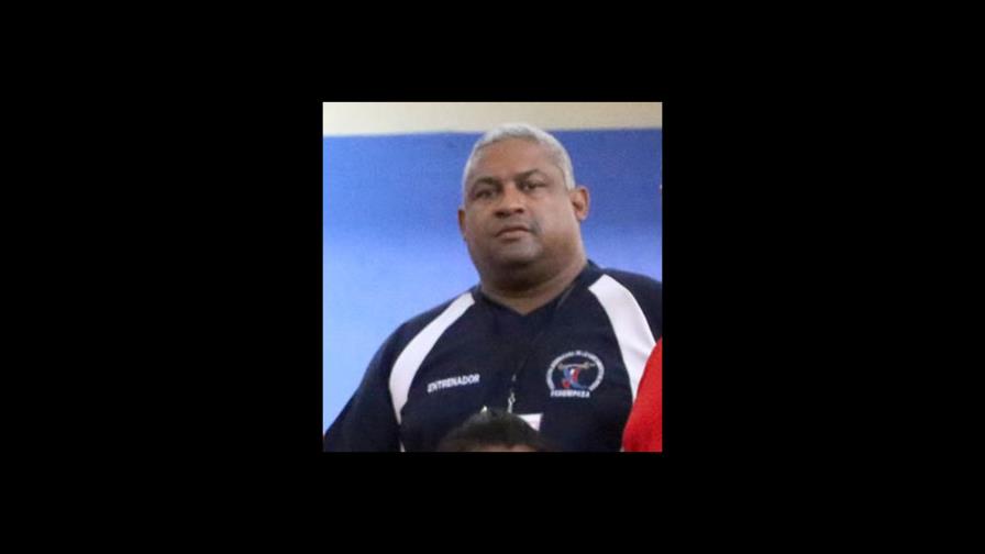 Levantamiento de Pesas de luto por muerte de entrenador Playter Reyes