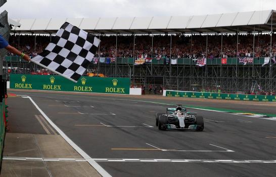 Lewis Hamilton gana GP de Inglaterra y se acerca a un punto de Vettel