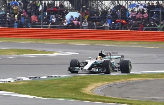 Lewis Hamilton gana GP de Inglaterra y se acerca a un punto de Vettel