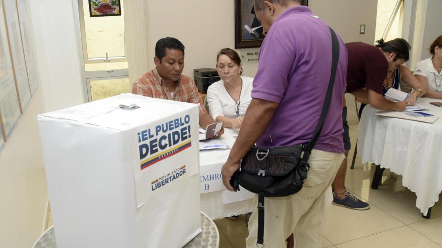 Miles de venezolanos en RD votan contra Maduro