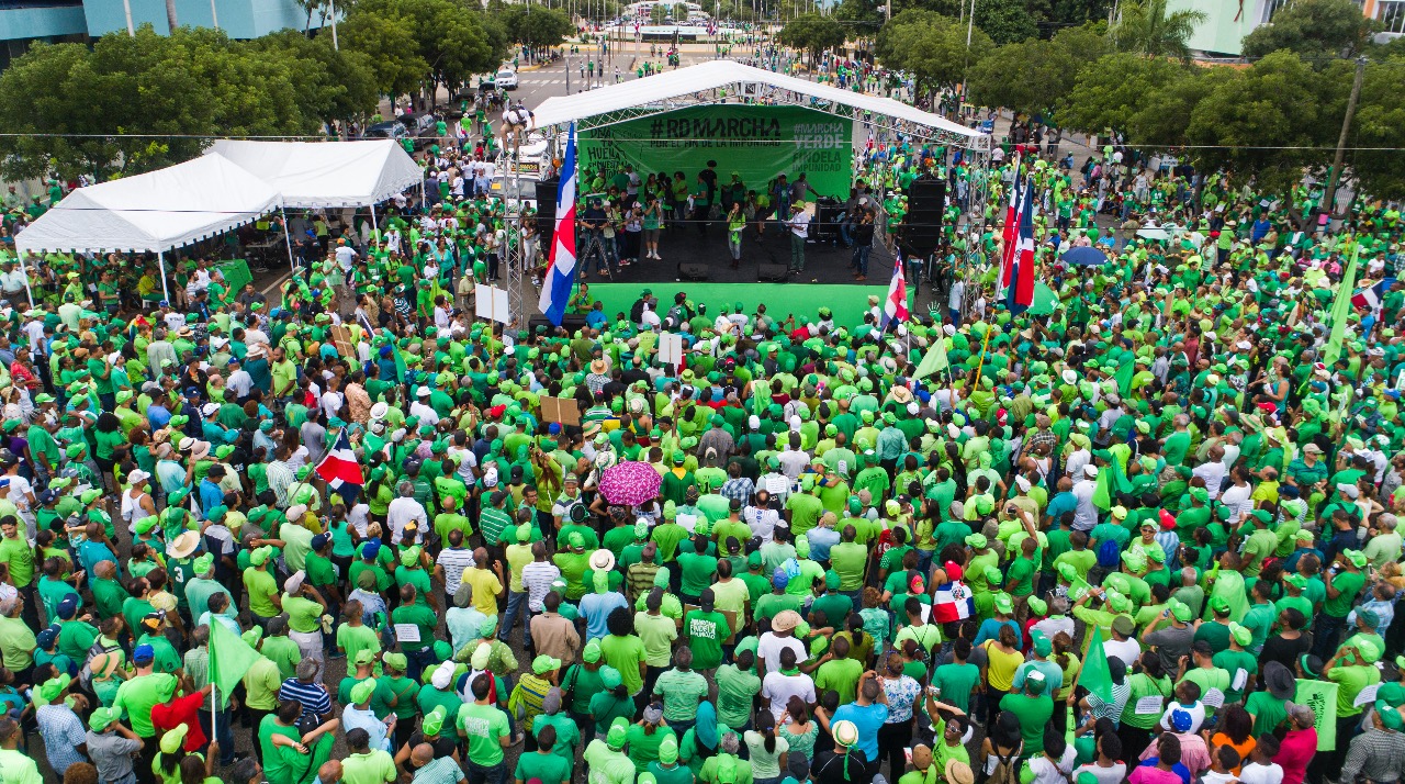 Los manifestantes rodean una tarima colocada en el Centro de los Héroes.