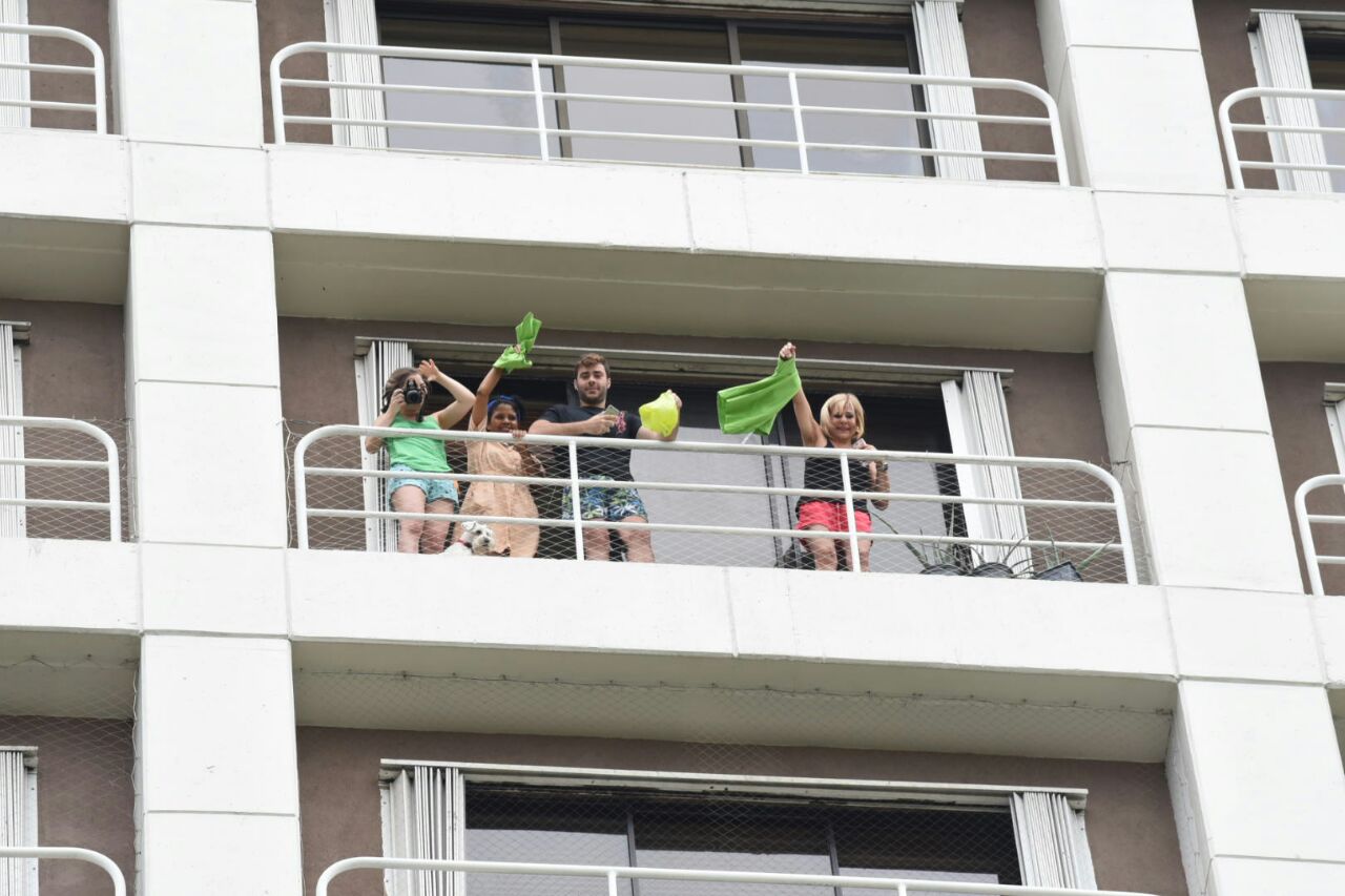 Un grupo apoya la marcha desde su residencia.
