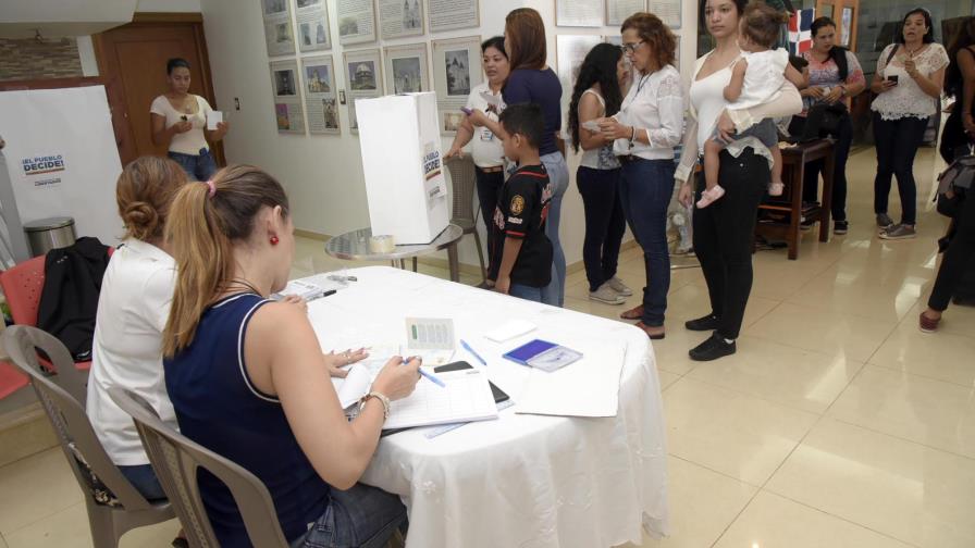  Venezolanos en Santiago participan en plebiscito contra gobierno de Maduro