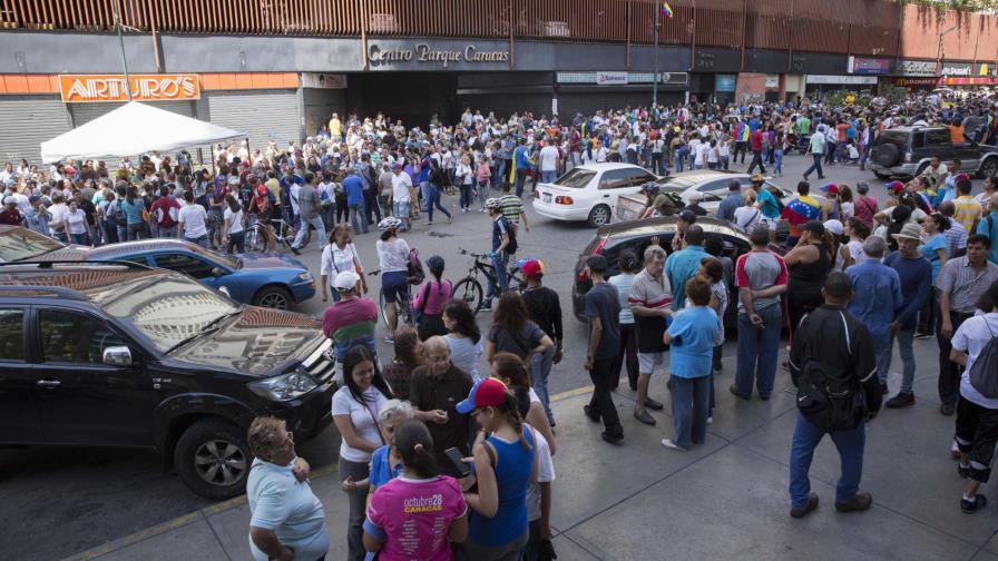 Un muerto y tres heridos en tiroteo durante plebiscito opositor en Venezuela